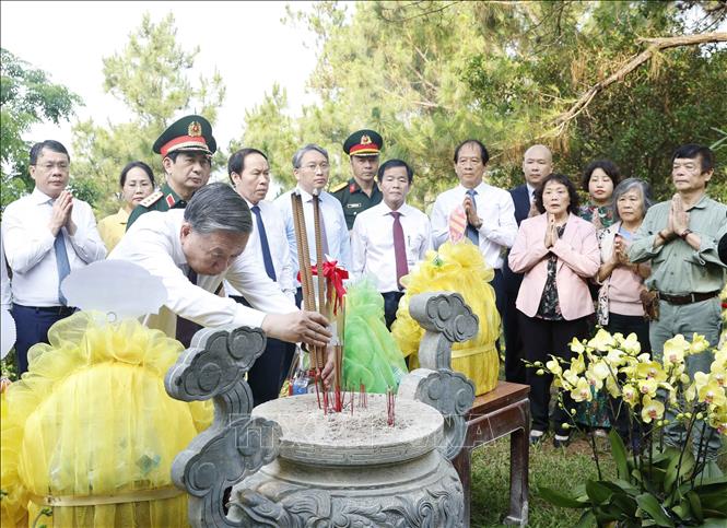 Tổng Bí thư, Chủ tịch nước Tô Lâm cùng Đoàn công tác Trung ương và lãnh đạo tỉnh Quảng Trị dâng hoa, dâng hương tại khu mộ Đại tướng Võ Nguyên Giáp. Ảnh: Thống Nhất – TTXVN
