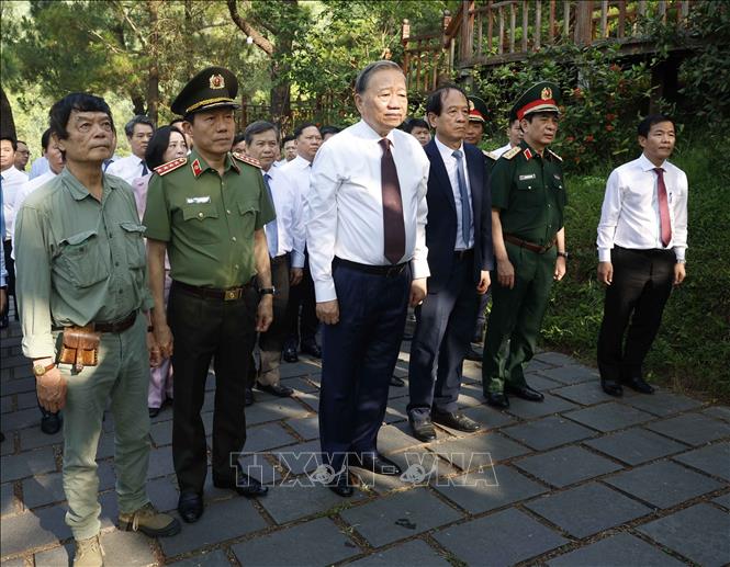 Tổng Bí thư, Chủ tịch nước Tô Lâm cùng Đoàn công tác của Trung ương và lãnh đạo tỉnh Quảng Trị tưởng niệm Đại tướng Võ Nguyên Giáp. Ảnh: Thống Nhất – TTXVN
