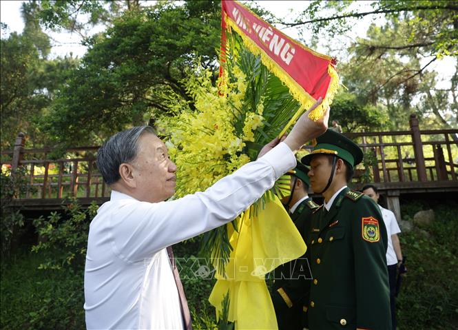 Tổng Bí thư, Chủ tịch nước Tô Lâm dâng hoa tưởng niệm Đại tướng Võ Nguyên Giáp. Ảnh: Thống Nhất – TTXVN