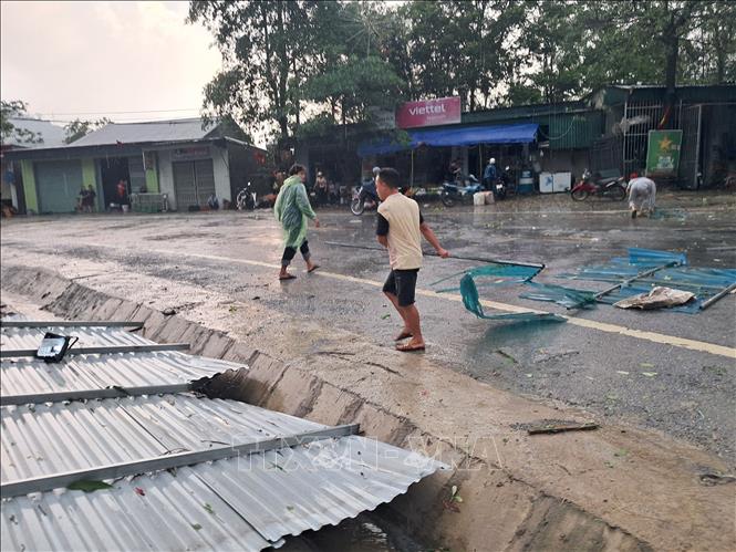Lực lượng công an, dân quân và các tổ chức đoàn thể nhanh chóng hỗ trợ người dân thu dọn, sửa chữa nhà cửa, khắc phục hậu quả, sớm ổn định đời sống. Ảnh: TTXVN phát