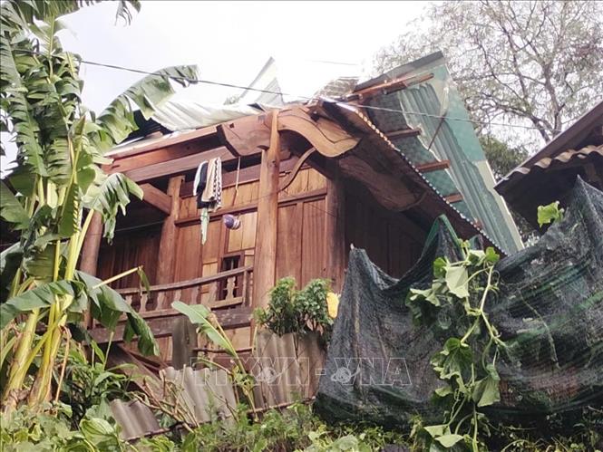 Khoảng 40 nhà dân bị tốc mái, một số hộ bị tốc mái hoàn toàn do gió lốc. Ảnh: TTXVN phát