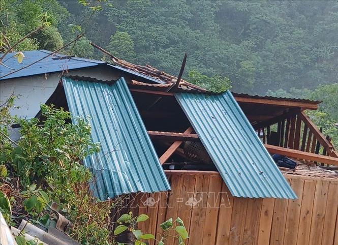 Gió lốc kèm theo mưa lớn khiến hơn 40 nhà dân thuộc 6 bản bị tốc mái, nhiều tài sản của người dân hư hỏng. Ảnh: TTXVN phát