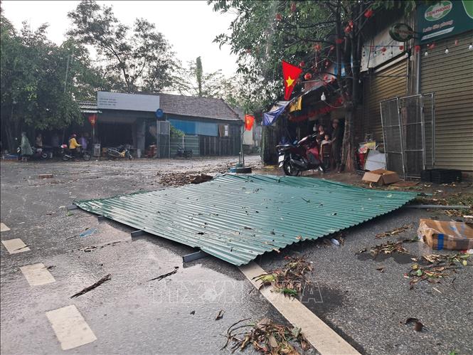 Chính quyền địa phương khuyến cáo người dân chủ động theo dõi diễn biến thời tiết, gia cố nhà cửa, bảo đảm an toàn, hạn chế thấp nhất thiệt hại do thiên tai gây ra. Ảnh: TTXVN phát