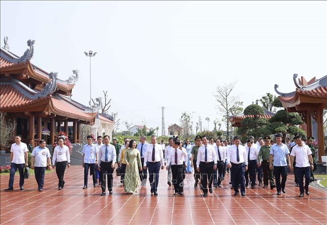 Tổng Bí thư, Chủ tịch nước Tô Lâm cùng các đại biểu tại Khu di tích Quốc gia đặc biệt Bến phà Gianh, tỉnh Quảng Trị. Ảnh: Thống Nhất – TTXVN