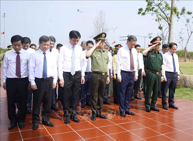Tổng Bí thư, Chủ tịch nước Tô Lâm cùng các đại biểu tưởng niệm tại Khu di tích Quốc gia đặc biệt Bến phà Gianh. Ảnh: Thống Nhất – TTXVN