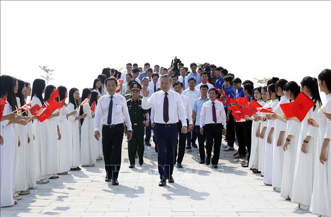 Tổng Bí thư, Chủ tịch nước Tô Lâm đến dâng hoa, dâng hương tại đền thờ Khu di tích Quốc gia đặc biệt Bến phà Gianh. Ảnh: Thống Nhất – TTXVN