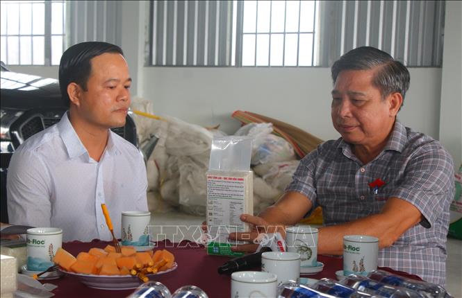 Ông Đồng Văn Thanh, Ủy viên Trung ương Đảng, Phó Bí thư Thường trực Thành ủy, Chủ tịch HĐND thành phố Cần Thơ, trao đổi với người dân nhằm kịp thời tháo gỡ khó khăn, cũng như ban hành chính sách hỗ trợ phù hợp. Ảnh: Duy Khương – TTXVN