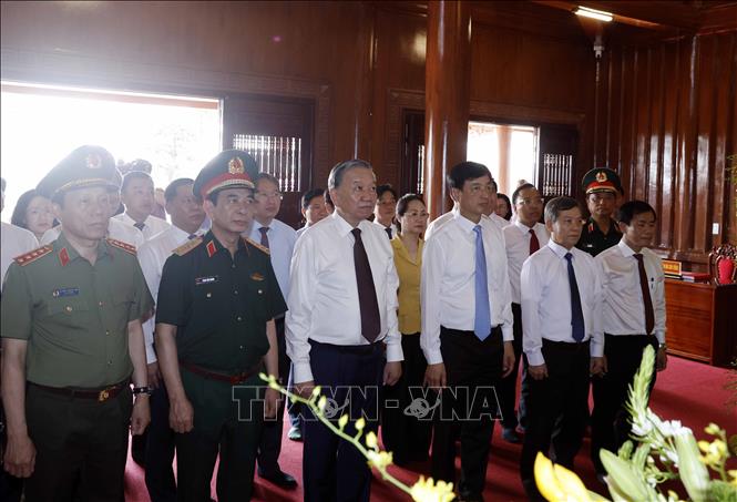 Tổng Bí thư, Chủ tịch nước Tô Lâm cùng các đại biểu tưởng niệm tại đền thờ trong Khu di tích Quốc gia đặc biệt Bến phà Gianh. Ảnh: Thống Nhất – TTXVN
