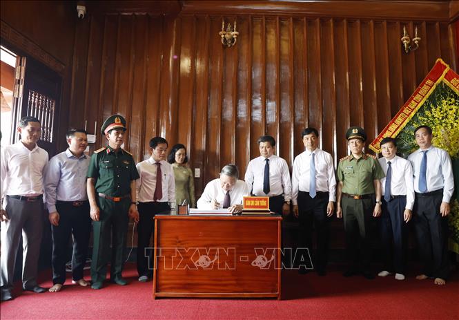 Tổng Bí thư, Chủ tịch nước Tô Lâm ghi lưu bút tại đền thờ trong Khu di tích Quốc gia đặc biệt Bến phà Gianh. Ảnh: Thống Nhất – TTXVN