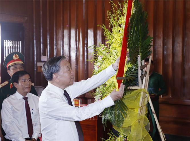 Tổng Bí thư, Chủ tịch nước Tô Lâm dâng hoa tại Khu di tích Quốc gia đặc biệt Bến phà Gianh. Ảnh: Thống Nhất – TTXVN