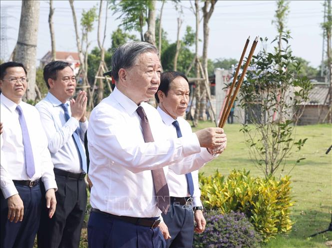 Tổng Bí thư, Chủ tịch nước Tô Lâm dâng hương tại Khu di tích Quốc gia đặc biệt Bến phà Gianh. Ảnh: Thống Nhất – TTXVN