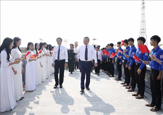 Tổng Bí thư, Chủ tịch nước Tô Lâm đến dâng hoa, dâng hương tại đền thờ Khu di tích Quốc gia đặc biệt Bến phà Gianh. Ảnh: Thống Nhất – TTXVN