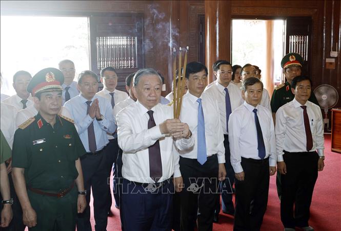 Tổng Bí thư, Chủ tịch nước Tô Lâm dâng hương tại đền thờ trong Khu di tích Quốc gia đặc biệt Bến phà Gianh. Ảnh: Thống Nhất – TTXVN