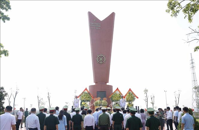 Các đại biểu dâng hoa, dâng hương tưởng niệm tại Khu di tích Quốc gia đặc biệt Bến phà Gianh, tỉnh Quảng Trị. Ảnh: Thống Nhất – TTXVN