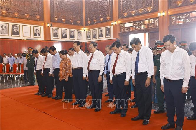 Chủ tịch Quốc hội Trần Thanh Mẫn và các đại biểu tưởng niệm các Anh hùng liệt sĩ và người có công tỉnh An Giang. Ảnh: Doãn Tấn - TTXVN