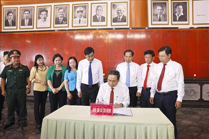 Chủ tịch Quốc hội Trần Thanh Mẫn viết lưu bút tại Đền tưởng niệm các Anh hùng liệt sĩ và người có công tỉnh An Giang. Ảnh: Doãn Tấn - TTXVN