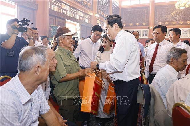 Chủ tịch Quốc hội Trần Thanh Mẫn tặng quà thương binh, bệnh binh và người có công của tỉnh An Giang. Ảnh: Doãn Tấn - TTXVN