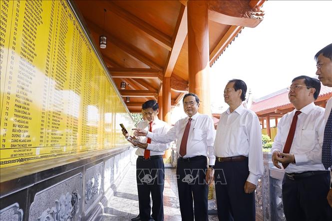 Chủ tịch Quốc hội Trần Thanh Mẫn và các đại biểu tại Đền tưởng niệm các Anh hùng liệt sĩ và người có công tỉnh An Giang. Ảnh: Doãn Tấn - TTXVN