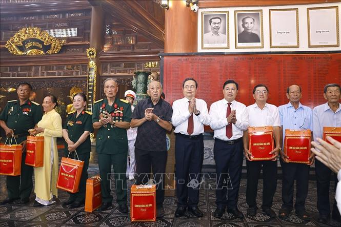 Chủ tịch Quốc hội Trần Thanh Mẫn tặng quà thương binh, bệnh binh và người có công của tỉnh An Giang. Ảnh: Doãn Tấn - TTXVN