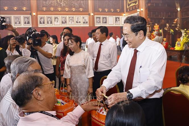 Chủ tịch Quốc hội Trần Thanh Mẫn tặng quà thương binh, bệnh binh và người có công của tỉnh An Giang. Ảnh: Doãn Tấn - TTXVN