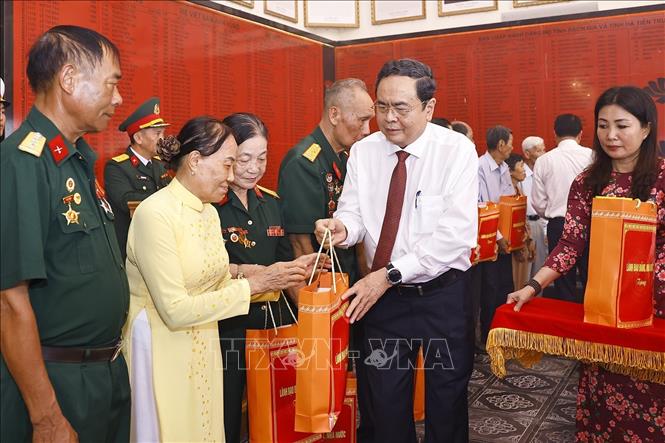 Chủ tịch Quốc hội Trần Thanh Mẫn tặng quà thương binh, bệnh binh và người có công của tỉnh An Giang. Ảnh: Doãn Tấn - TTXVN