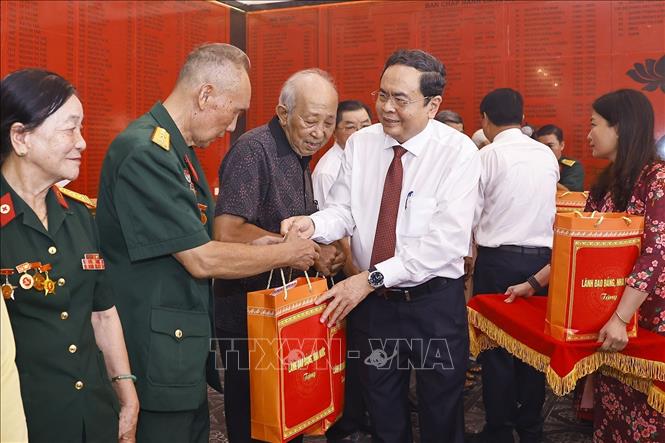 Chủ tịch Quốc hội Trần Thanh Mẫn tặng quà thương binh, bệnh binh và người có công của tỉnh An Giang. Ảnh: Doãn Tấn - TTXVN