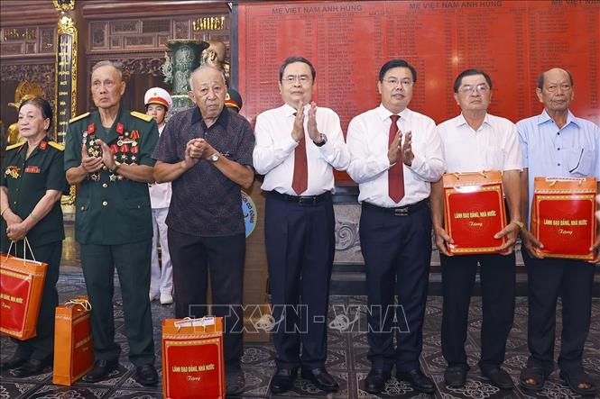 Chủ tịch Quốc hội Trần Thanh Mẫn tặng quà thương binh, bệnh binh và người có công của tỉnh An Giang. Ảnh: Doãn Tấn - TTXVN