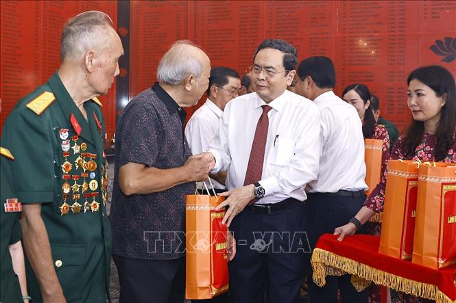 Chủ tịch Quốc hội Trần Thanh Mẫn tặng quà thương binh, bệnh binh và người có công của tỉnh An Giang. Ảnh: Doãn Tấn - TTXVN
