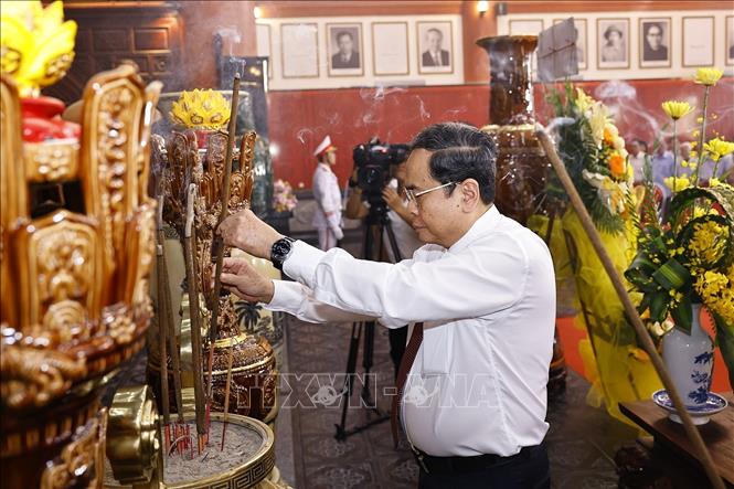 Chủ tịch Quốc hội Trần Thanh Mẫn dâng hương tại Đền tưởng niệm các Anh hùng liệt sĩ và người có công tỉnh An Giang. Ảnh: Doãn Tấn - TTXVN