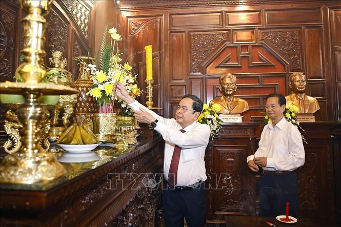 Chủ tịch Quốc hội Trần Thanh Mẫn dâng hương tại Đền tưởng niệm các Anh hùng liệt sĩ và người có công tỉnh An Giang. Ảnh: Doãn Tấn - TTXVN