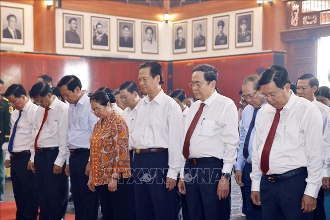 Chủ tịch Quốc hội Trần Thanh Mẫn và đại biểu tưởng niệm các Anh hùng liệt sĩ và người có công tỉnh An Giang. Ảnh: Doãn Tấn - TTXVN