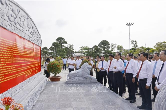 Chủ tịch Quốc hội Trần Thanh Mẫn tại Đền tưởng niệm các Anh hùng liệt sĩ và người có công tỉnh An Giang. Ảnh: Doãn Tấn - TTXVN
