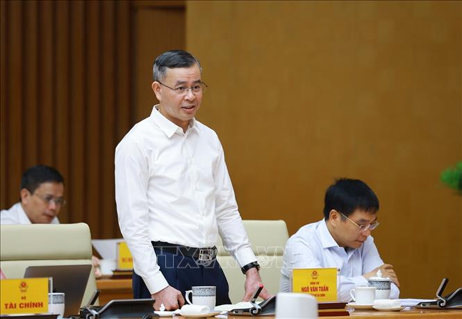 Bộ trưởng Bộ Tài chính Ngô Văn Tuấn báo cáo tình hình triển khai các nhiệm vụ trọng tâm của ngành tài chính. Ảnh: Dương Giang – TTXVN . Ảnh: Dương Giang – TTXVN 
