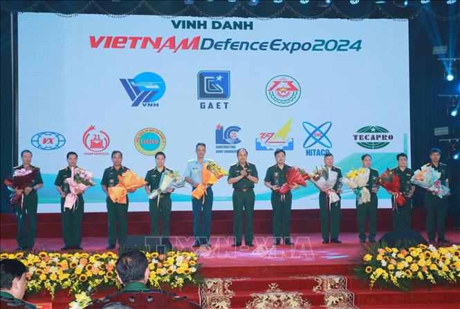 Thượng tướng Phùng Sĩ Tấn, Phó Tổng Tham mưu trưởng QĐND Việt Nam tặng hoa các Nhà tài trợ Vàng, Bạc, Đồng cho Triển lãm Quốc phòng Quốc tế Việt Nam. Ảnh: Trọng Đức - TTXVN