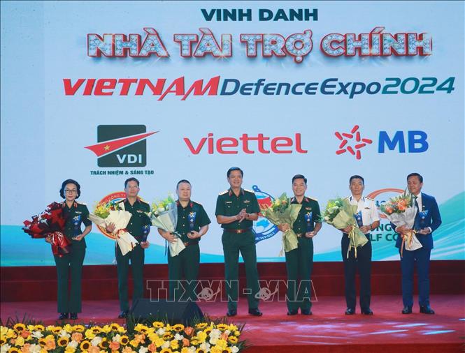 Thượng tướng Nguyễn Trường Thắng, Thứ trưởng Bộ Quốc phòng tặng hoa các Nhà tài trợ Kim cương cho Triển lãm Quốc phòng Quốc tế Việt Nam. Ảnh: Trọng Đức - TTXVN