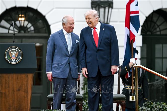 Nhà vua Anh Charles III (trái) và Tổng thống Mỹ Donald Trump tại cuộc gặp ở Washington, DC ngày 28/4/2026. Ảnh: AA/TTXVN