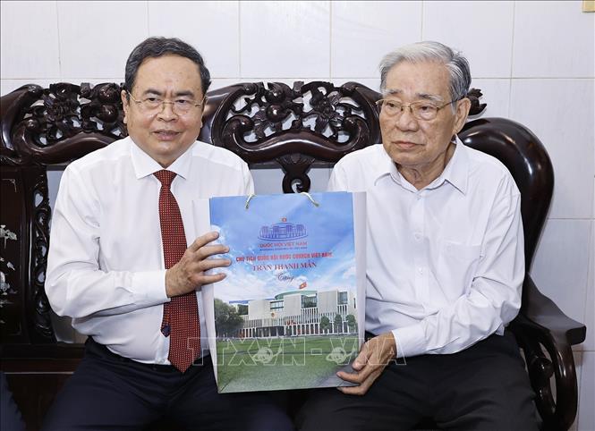 Chủ tịch Quốc hội Trần Thanh Mẫn thăm, tặng quà gia đình ông Bùi Văn Truyện, sinh năm 1946, thương binh 3/4 (51%), bị nhiễm chất độc hóa học. Ảnh: Doãn Tấn - TTXVN