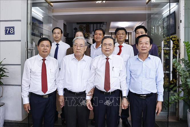 Chủ tịch Quốc hội Trần Thanh Mẫn thăm, tặng quà gia đình ông Bùi Văn Truyện, sinh năm 1946, thương binh 3/4 (51%), bị nhiễm chất độc hóa học. Ảnh: Doãn Tấn - TTXVN