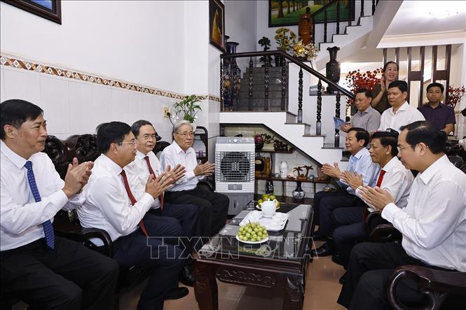 Chủ tịch Quốc hội Trần Thanh Mẫn thăm, tặng quà gia đình ông Bùi Văn Truyện, sinh năm 1946, thương binh 3/4 (51%), bị nhiễm chất độc hóa học. Ảnh: Doãn Tấn - TTXVN