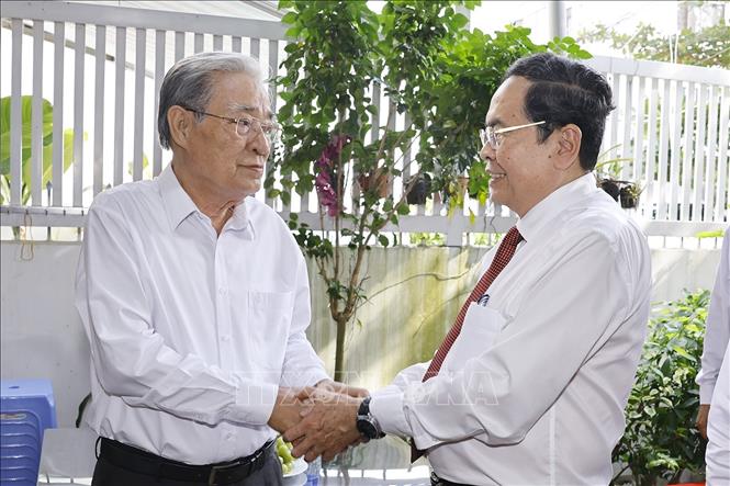 Chủ tịch Quốc hội Trần Thanh Mẫn thăm, tặng quà gia đình ông Bùi Văn Truyện, sinh năm 1946, thương binh 3/4 (51%), bị nhiễm chất độc hóa học. Ảnh: Doãn Tấn - TTXVN