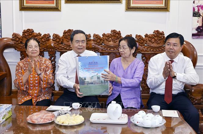 Chủ tịch Quốc hội Trần Thanh Mẫn thăm, tặng quà bà Trần Thủy Cần, sinh năm 1953, vợ liệt sĩ Huỳnh Văn Thanh. Ảnh: Doãn Tấn - TTXVN