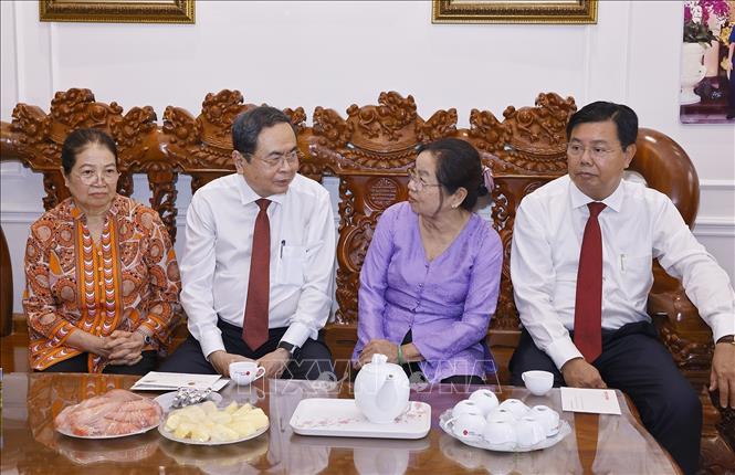 Chủ tịch Quốc hội Trần Thanh Mẫn thăm, tặng quà bà Trần Thủy Cần, sinh năm 1953, vợ liệt sĩ Huỳnh Văn Thanh. Ảnh: Doãn Tấn - TTXVN