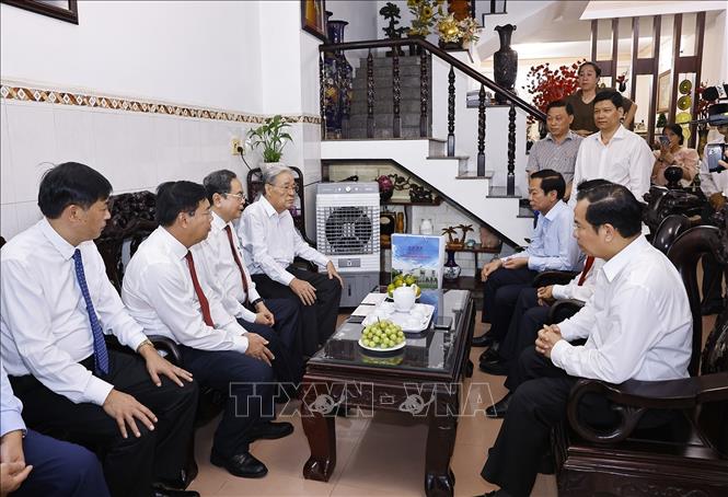 Chủ tịch Quốc hội Trần Thanh Mẫn thăm, tặng quà gia đình ông Bùi Văn Truyện, sinh năm 1946, thương binh 3/4 (51%), bị nhiễm chất độc hóa học. Ảnh: Doãn Tấn - TTXVN