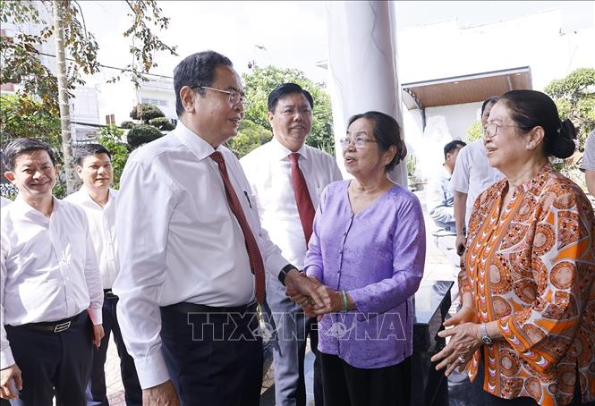 Chủ tịch Quốc hội Trần Thanh Mẫn thăm, tặng quà bà Trần Thủy Cần, sinh năm 1953, vợ liệt sĩ Huỳnh Văn Thanh. Ảnh: Doãn Tấn - TTXVN