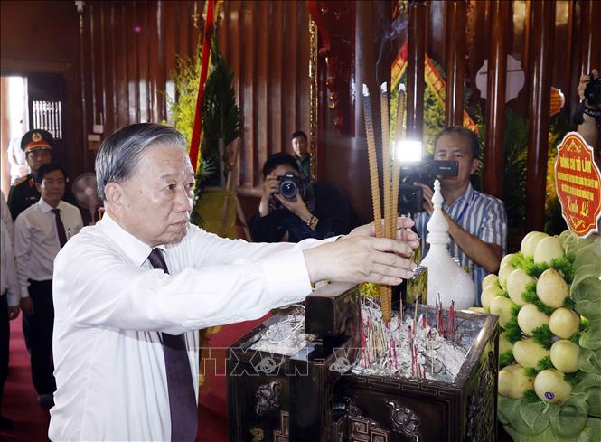 Tổng Bí thư, Chủ tịch nước Tô Lâm dâng hương tại Khu Di tích Quốc gia đặc biệt Bến phà Gianh. Ảnh: Thống Nhất – TTXVN