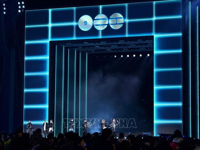 Nhóm nhạc BTS biểu diễn tại Gwanghwamun, Seoul, Hàn Quốc, ngày 21/3/2026. Ảnh: Yonhap/TTXVN