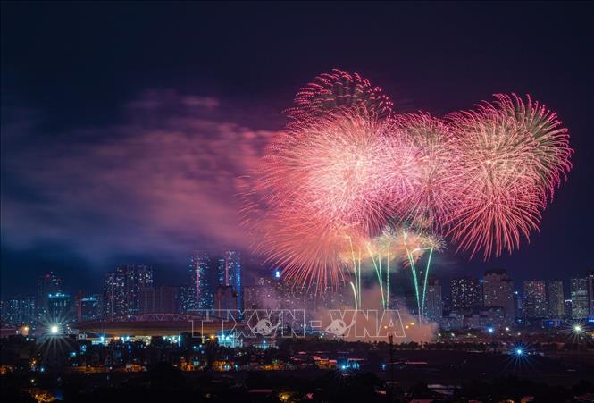 Màn pháo hoa kết thúc Chương trình nghệ thuật đặc biệt “Âm vang Tổ quốc”. Ảnh: Lê Đông - TTXVN

