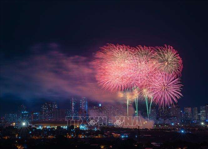 Màn pháo hoa kết thúc Chương trình nghệ thuật đặc biệt “Âm vang Tổ quốc”. Ảnh: Lê Đông - TTXVN

