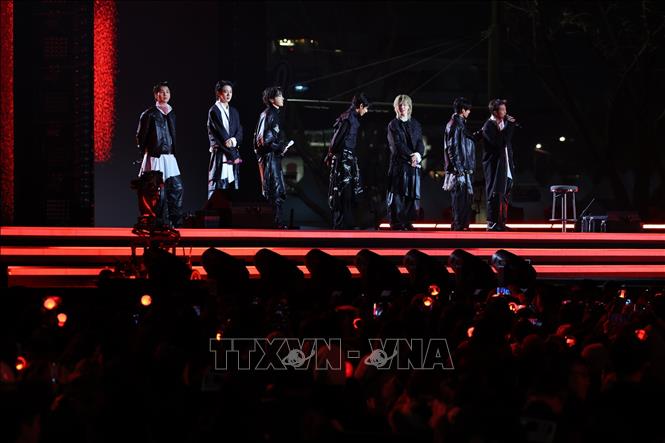 Nhóm nhạc BTS biểu diễn tại Gwanghwamun, Seoul, Hàn Quốc, ngày 21/3/2026. Ảnh: Yonhap/TTXVN
