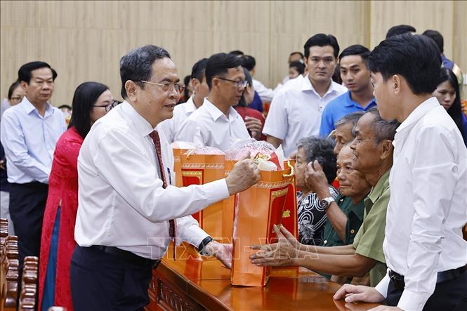 Chủ tịch Quốc hội Trần Thanh Mẫn tặng quà gia đình chính sách, công nhân, người lao động khó khăn tỉnh An Giang. Ảnh: Doãn Tấn - TTXVN